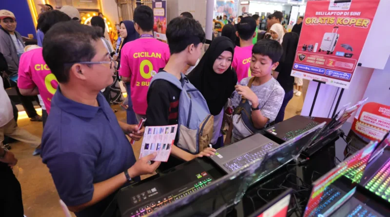 Ilustrasi deretan laptop modern dengan penawaran promo diskon di pameran elektronik.
