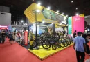 Ilustrasi diskon produk sepeda dengan label promo 50 persen di pameran