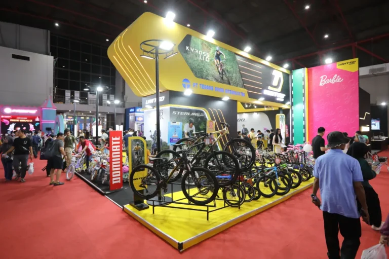 Ilustrasi diskon produk sepeda dengan label promo 50 persen di pameran