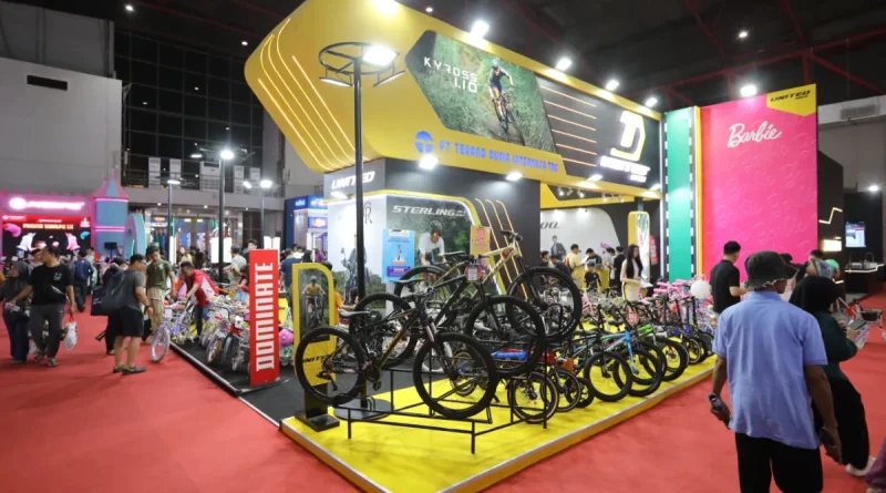 Ilustrasi diskon produk sepeda dengan label promo 50 persen di pameran