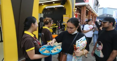 Ilustrasi stan pameran dengan sampel camilan dan minuman gratis di acara Jakarta Fair 2026.
