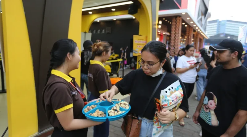 Ilustrasi stan pameran dengan sampel camilan dan minuman gratis di acara Jakarta Fair 2026.