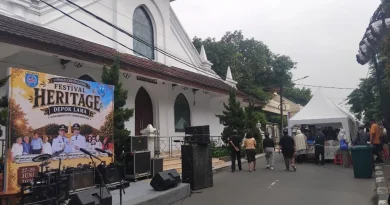Ilustrasi elemen arsitektur bersejarah dan festival budaya sebagai simbol warisan Kota Depok.