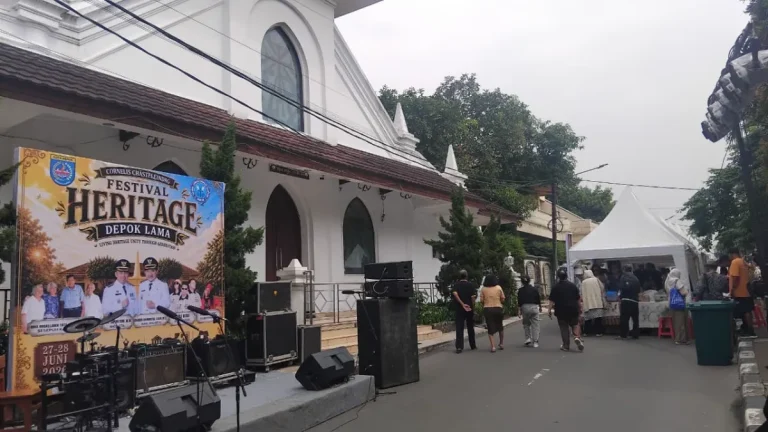 Ilustrasi elemen arsitektur bersejarah dan festival budaya sebagai simbol warisan Kota Depok.