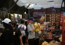 Koleksi aneka jajanan jadul dan camilan tradisional dalam kemasan klasik yang dipajang secara rapi.