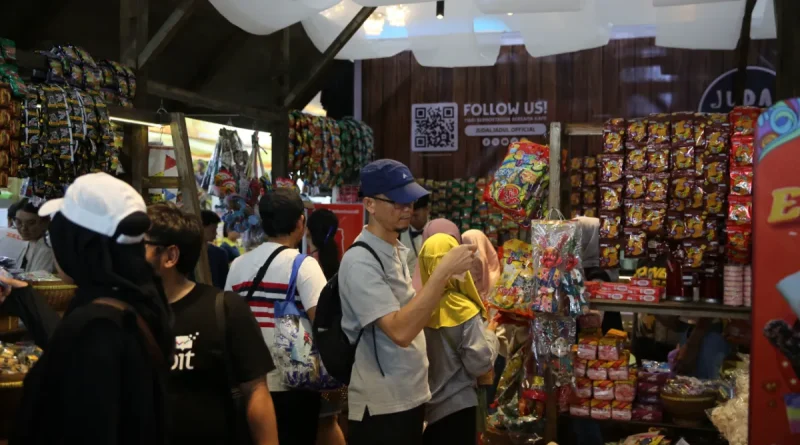 Koleksi aneka jajanan jadul dan camilan tradisional dalam kemasan klasik yang dipajang secara rapi.