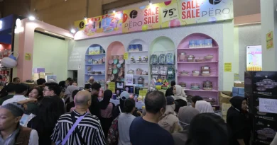 Peralatan dapur modern seperti spatula kayu, panci, dan kompor gas yang dipajang rapi.