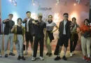 Sepatu olahraga modern dengan teknologi bantalan empuk untuk lari jarak jauh.