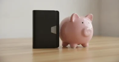 Ilustrasi dompet digital tertutup dan celengan babi di atas meja kayu sebagai simbol cara menghindari pengeluaran impulsif.
