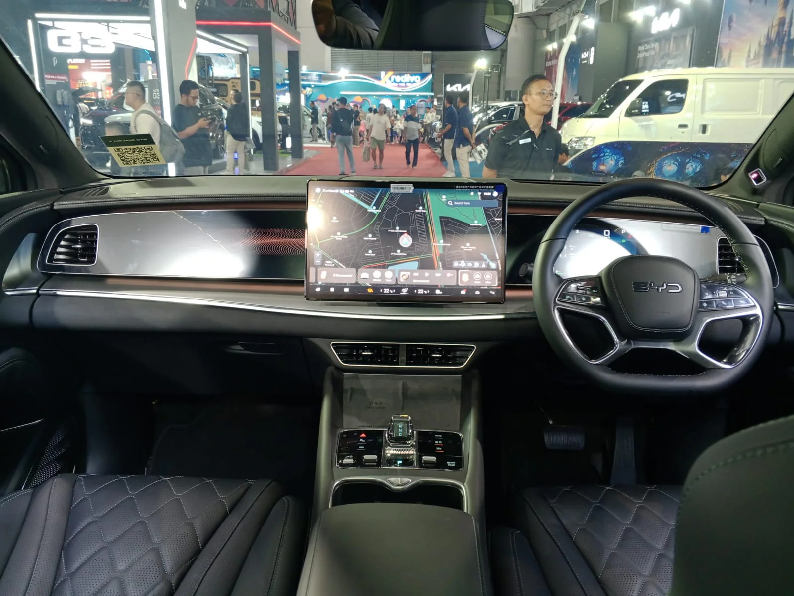Interior Depan Kursi Pengemudi dan Penumpang BYD Sealion 7 Performance AWD (arsip stapo.id)