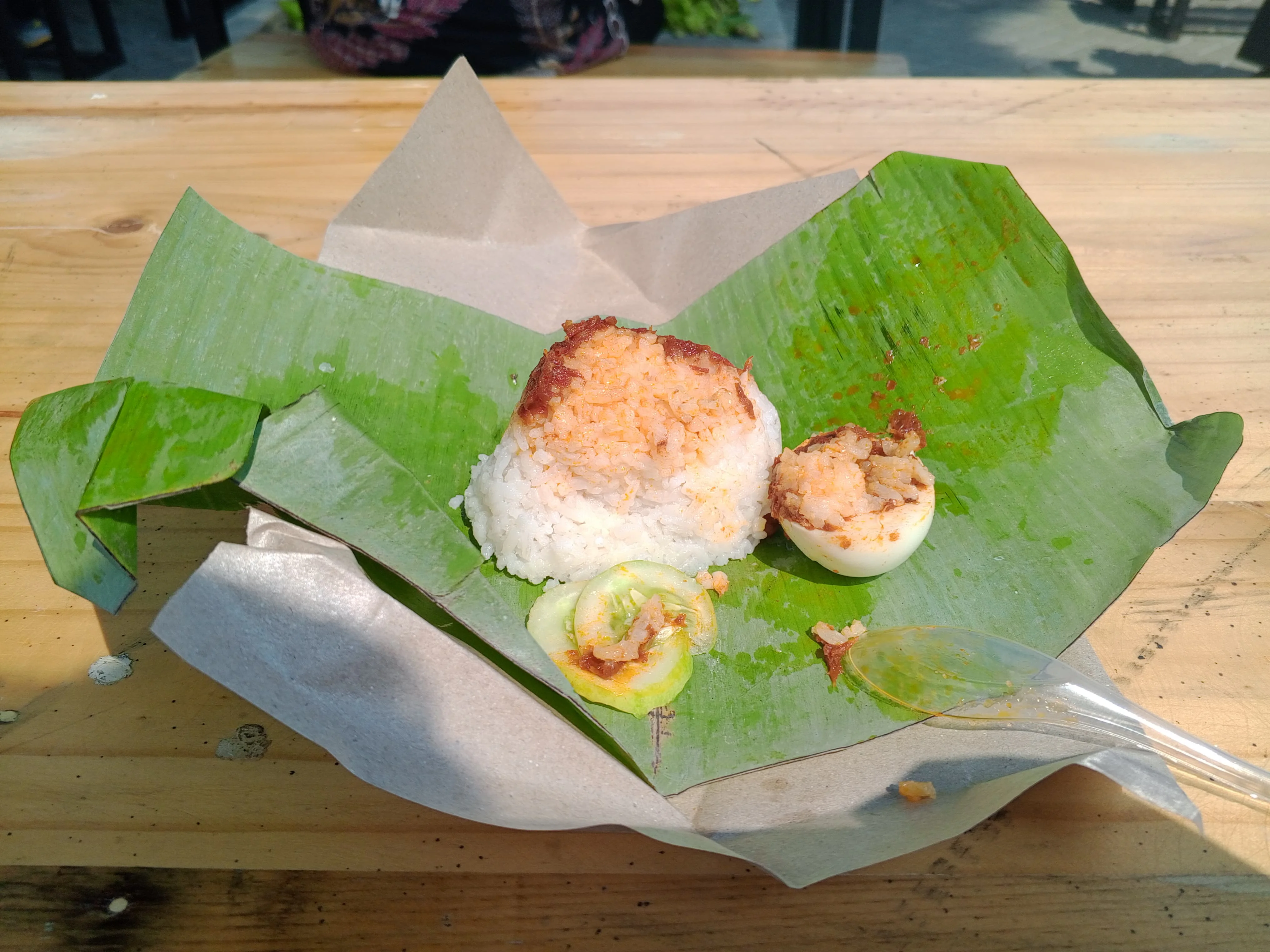 Isi Nasi Lemak Waleed Terdiri Dari Sepotong Telur, Kacang Tanah Goreng, Ikan Bilis (Ikan Teri), Potongan Timun dan Sambal Merah (arsip stapo.id)