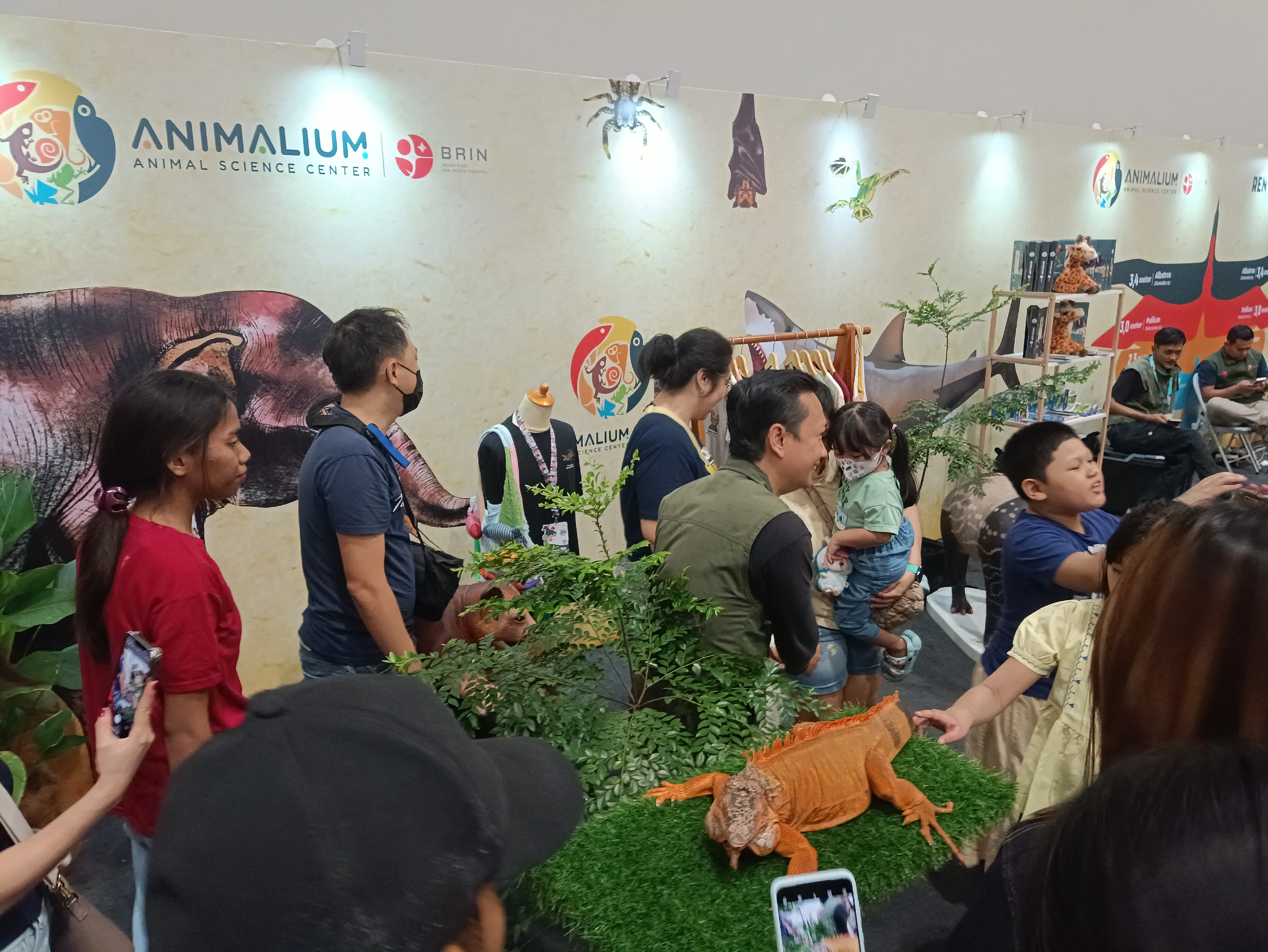 Saat Pengunjung Jakarta International Pet Show Datang ke Area Animalium (arsip stapo.id)