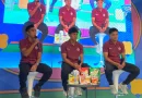 Ilustrasi kemeriahan festival malam hari dengan panggung megah dan gemerlap lampu hiasan