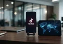 Simbol pemutusan hubungan kerja global di industri teknologi digital