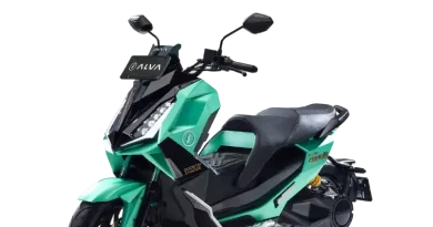 ALVA Cervo Q Hadir Menawarkan Pengalaman Motor Listrik Premium Terbaik Motor listrik premium ALVA Cervo Q dengan desain futuristis dan lampu LED modern terparkir di area perkotaan.