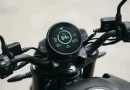 Ilustrasi pemeriksaan detail sepeda motor listrik bekas untuk pemakaian sehari-hari