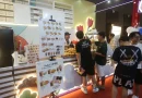 Piring berisi aneka jajanan donat manis dengan berbagai macam topping glaze warna-warni
