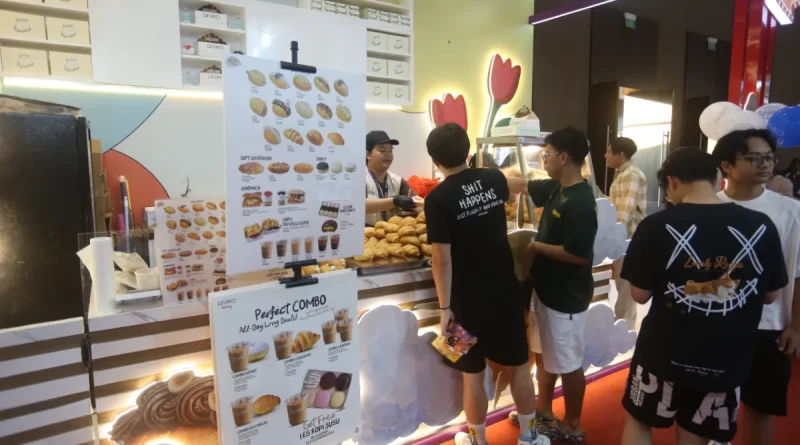 Piring berisi aneka jajanan donat manis dengan berbagai macam topping glaze warna-warni