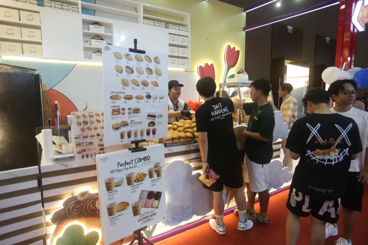 Piring berisi aneka jajanan donat manis dengan berbagai macam topping glaze warna-warni