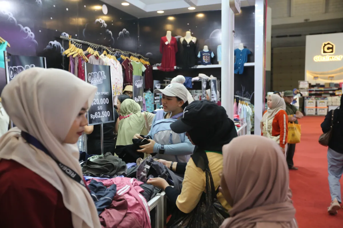 Pilihan produk busana wanita dengan diskon menarik di Jakarta Fair 2026