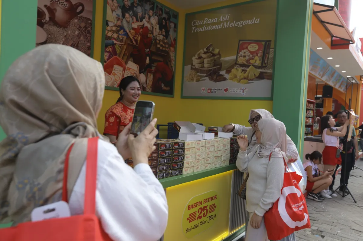 Ilustrasi berbagai bingkisan makanan dan oleh-oleh kuliner khas daerah tradisional Indonesia
