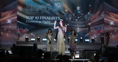 Inilah Pemenang Miss Jakarta Fair 2026 Satu tiara atau mahkota perak yang berkilau di atas bantal beludru sebagai lambang kemenangan.