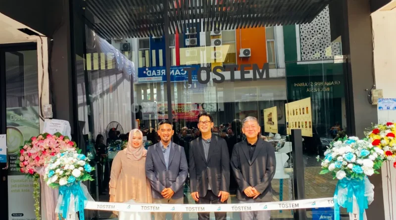 Sistem pintu dan jendela aluminium premium di TOSTEM Studio Ciputat