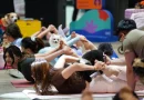 Logo simbolis jejak kaki hewan peliharaan pada latar belakang pameran yang bersih