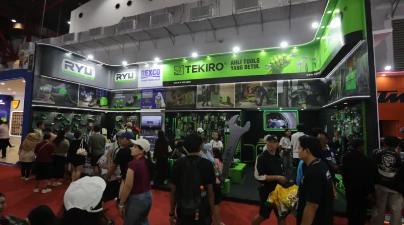 Berbagai produk perlengkapan sekolah berwarna-warni