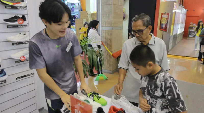 Sepatu sekolah diskon besar di Jakarta Fair 2026