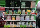 Ilustrasi tas sekolah ransel berwarna-warni dengan label gantung diskon