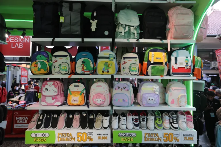 Ilustrasi tas sekolah ransel berwarna-warni dengan label gantung diskon