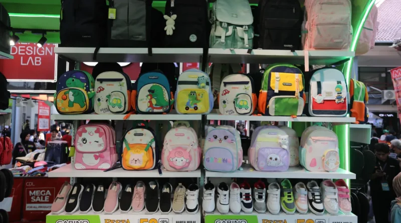 Ilustrasi tas sekolah ransel berwarna-warni dengan label gantung diskon