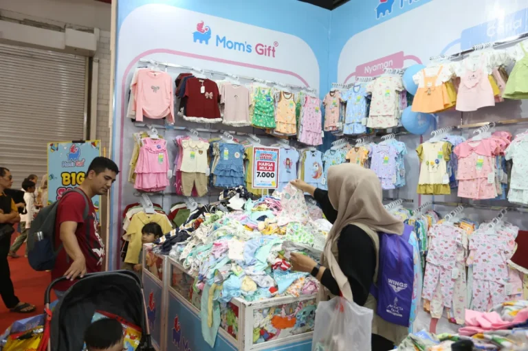 Ilustrasi aneka perlengkapan bayi dengan harga promo