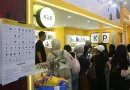 Pilihan aksesoris gadget modern di area toko ritel