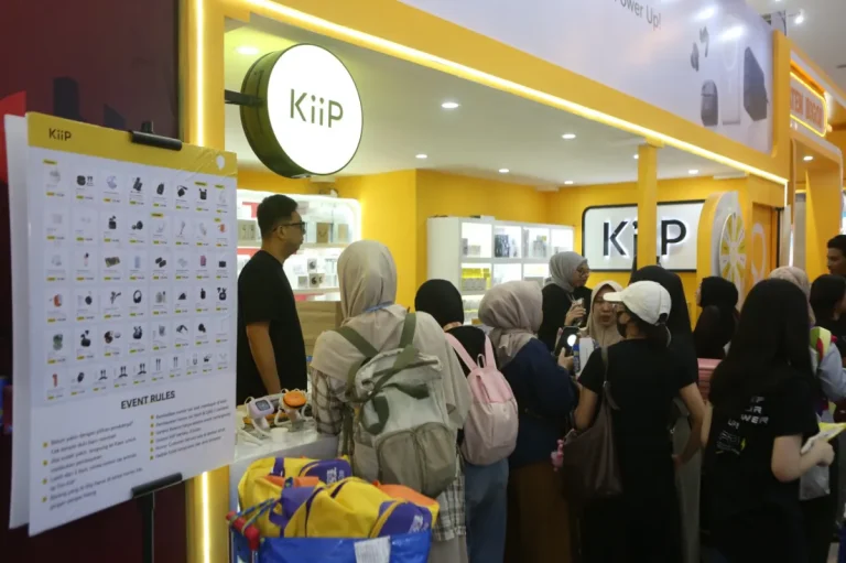 Pilihan aksesoris gadget modern di area toko ritel