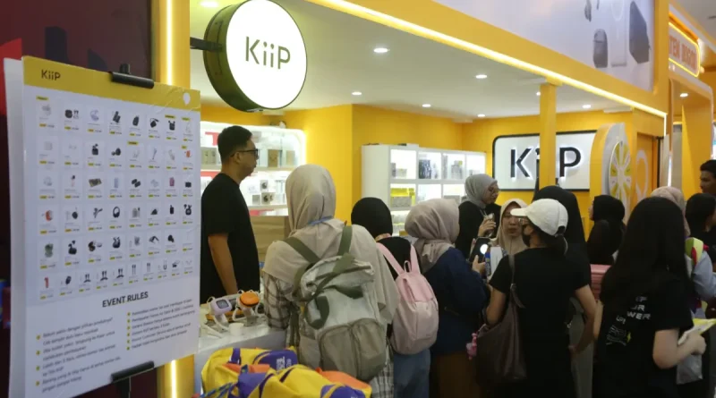 Pilihan aksesoris gadget modern di area toko ritel
