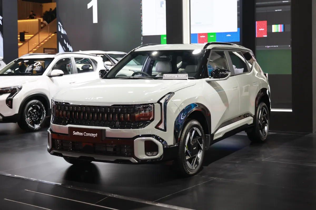 Setir kemudi dan dasbor mobil SUV modern yang elegan