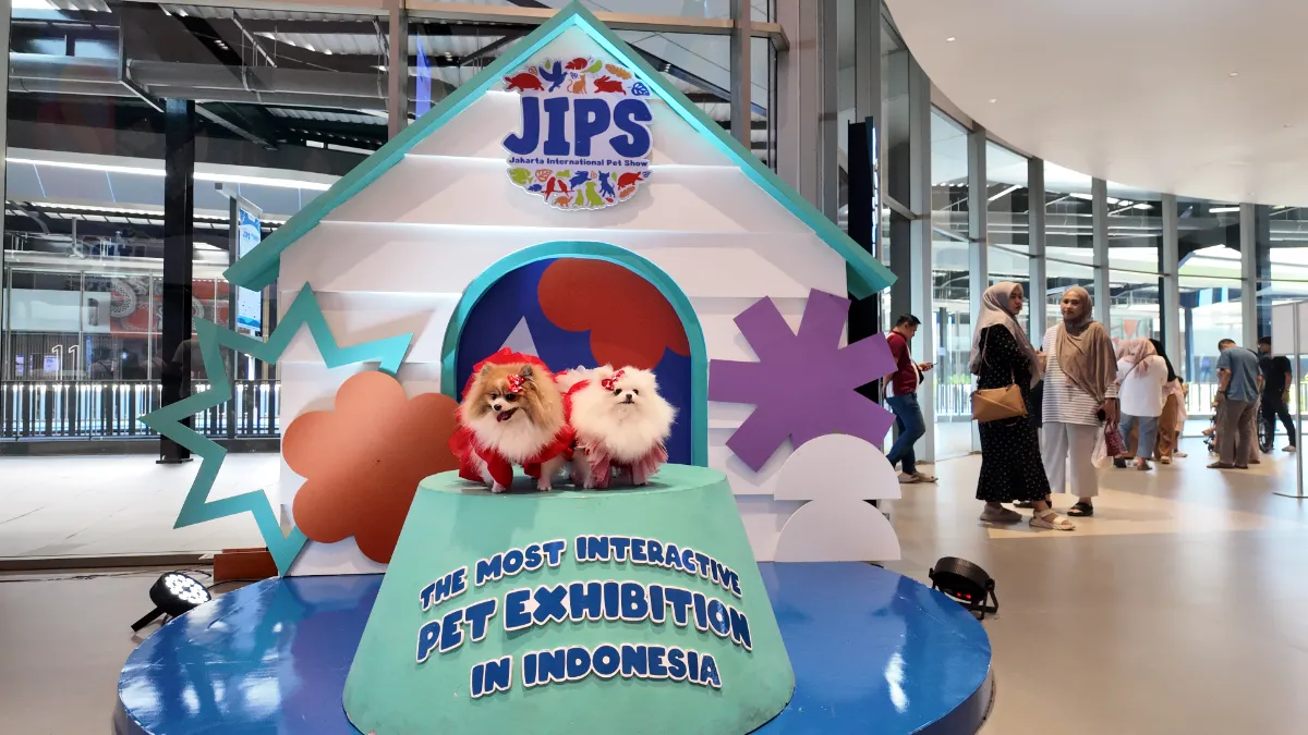 Ilustrasi simbolis ekosistem hewan peliharaan dengan siluet anjing dan kucing