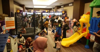 Mainan Anak Diskon 70% Jelang Penutupan Jakarta Fair 2026 Tumpukan mainan anak berwarna-warni yang tertata rapi di rak toko mainan pameran