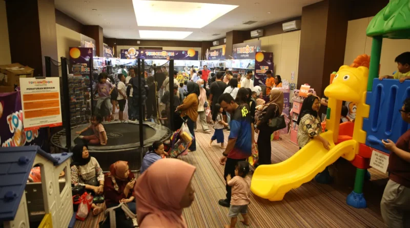 Tumpukan mainan anak berwarna-warni yang tertata rapi di rak toko mainan pameran