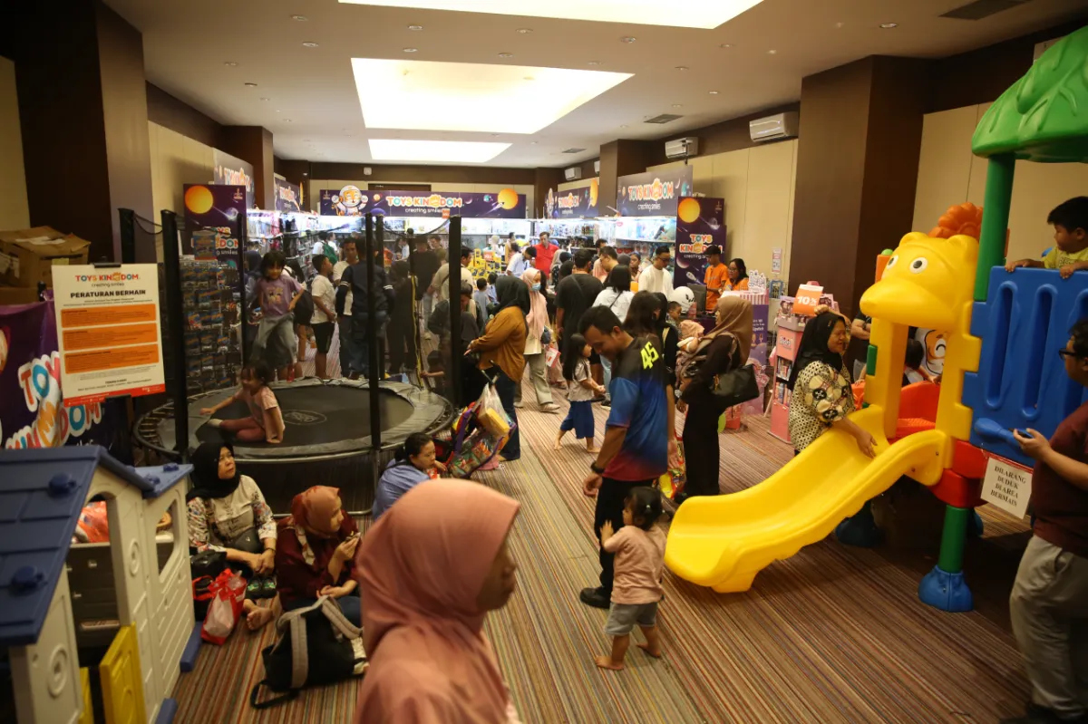Tumpukan mainan anak berwarna-warni yang tertata rapi di rak toko mainan pameran