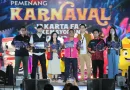 Ilustrasi piala penghargaan festival dengan hiasan karnaval berwarna-warni