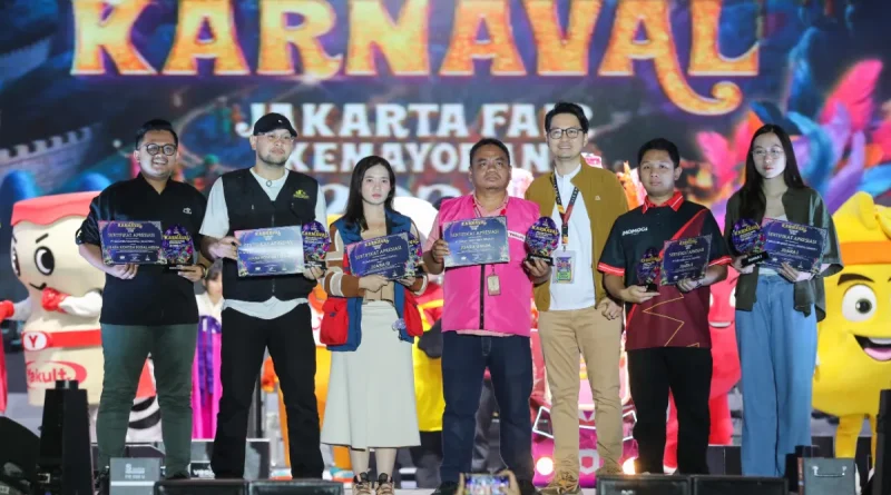 Ilustrasi piala penghargaan festival dengan hiasan karnaval berwarna-warni