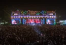 Ilustrasi panggung konser musik festival outdoor megah di malam hari