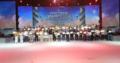 piala penghargaan emas mewah untuk kategori stan terbaik di pameran