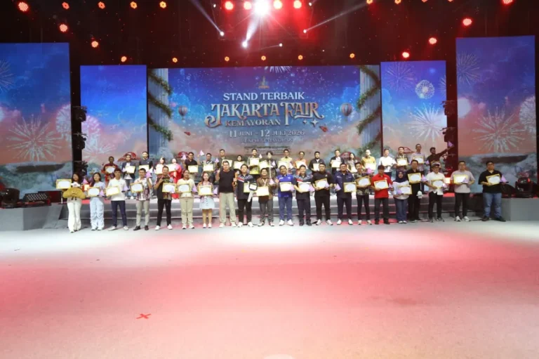 piala penghargaan emas mewah untuk kategori stan terbaik di pameran