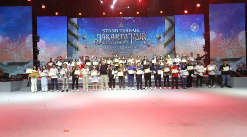 piala penghargaan emas mewah untuk kategori stan terbaik di pameran