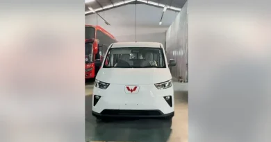 Angkot Listrik D10A Siap Mengaspal, Wajah Baru Transportasi Umum Kota Depok Ilustrasi stasiun pengisian daya kendaraan listrik umum dengan latar belakang siluet kota modern