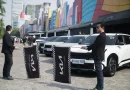Simbol setir mobil modern minimalis dengan logo Kia di ruang kemudi futuristik